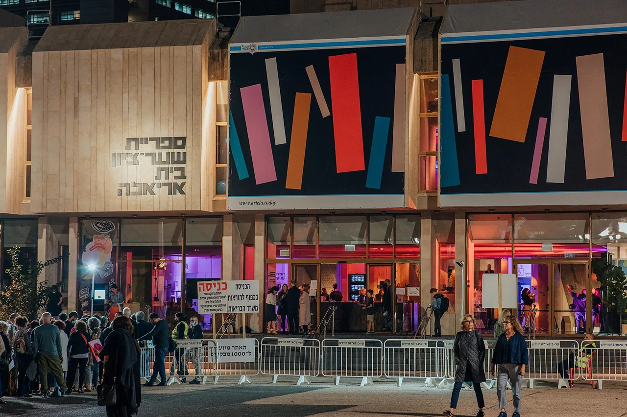 חזית בית אריאלה והקהל בכניסה לאירוע רגע אחד — צילום אמנון חורש