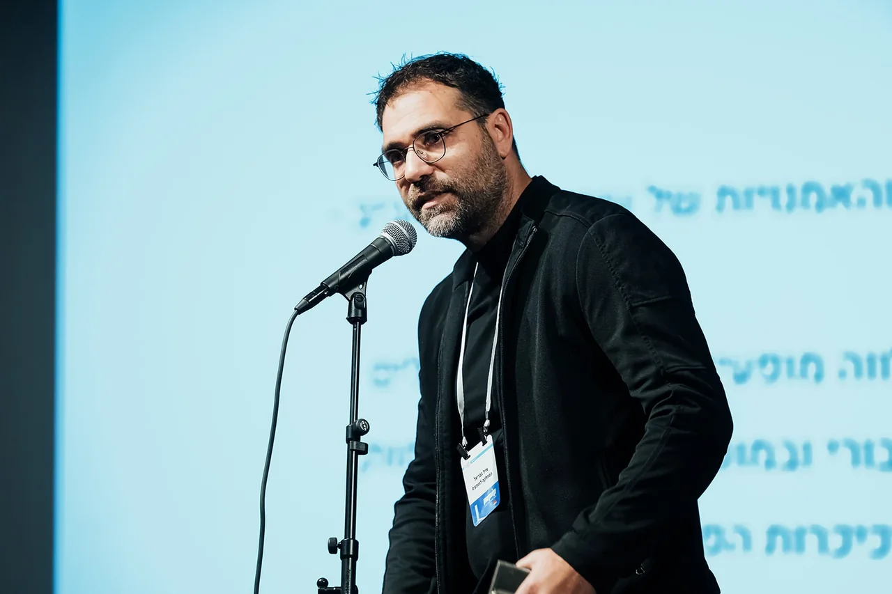 מבט קרוב על דובר במהלך ההרצאה — צילום אמנון חורש
