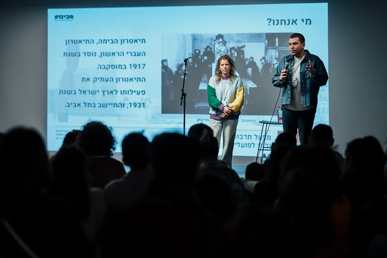 דוברים מחייכים יחד במהלך אחד המושבים — צילום אמנון חורש
