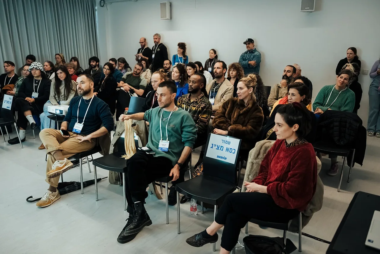 דוברת מציגה בפני המשתתפים באחד החדרים — צילום אמנון חורש