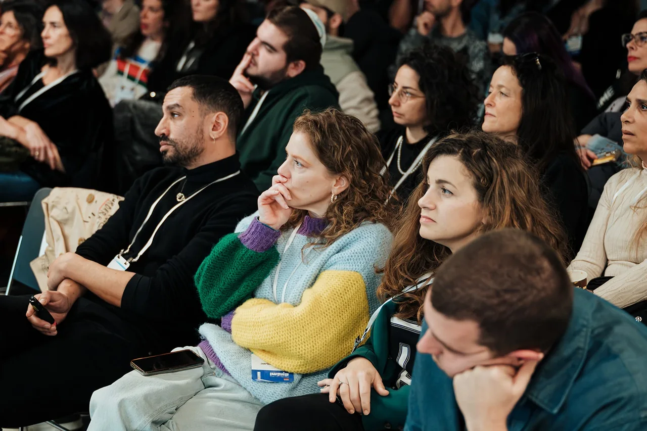 מבט קרוב על המשתתפים בשורות הקהל — צילום אמנון חורש
