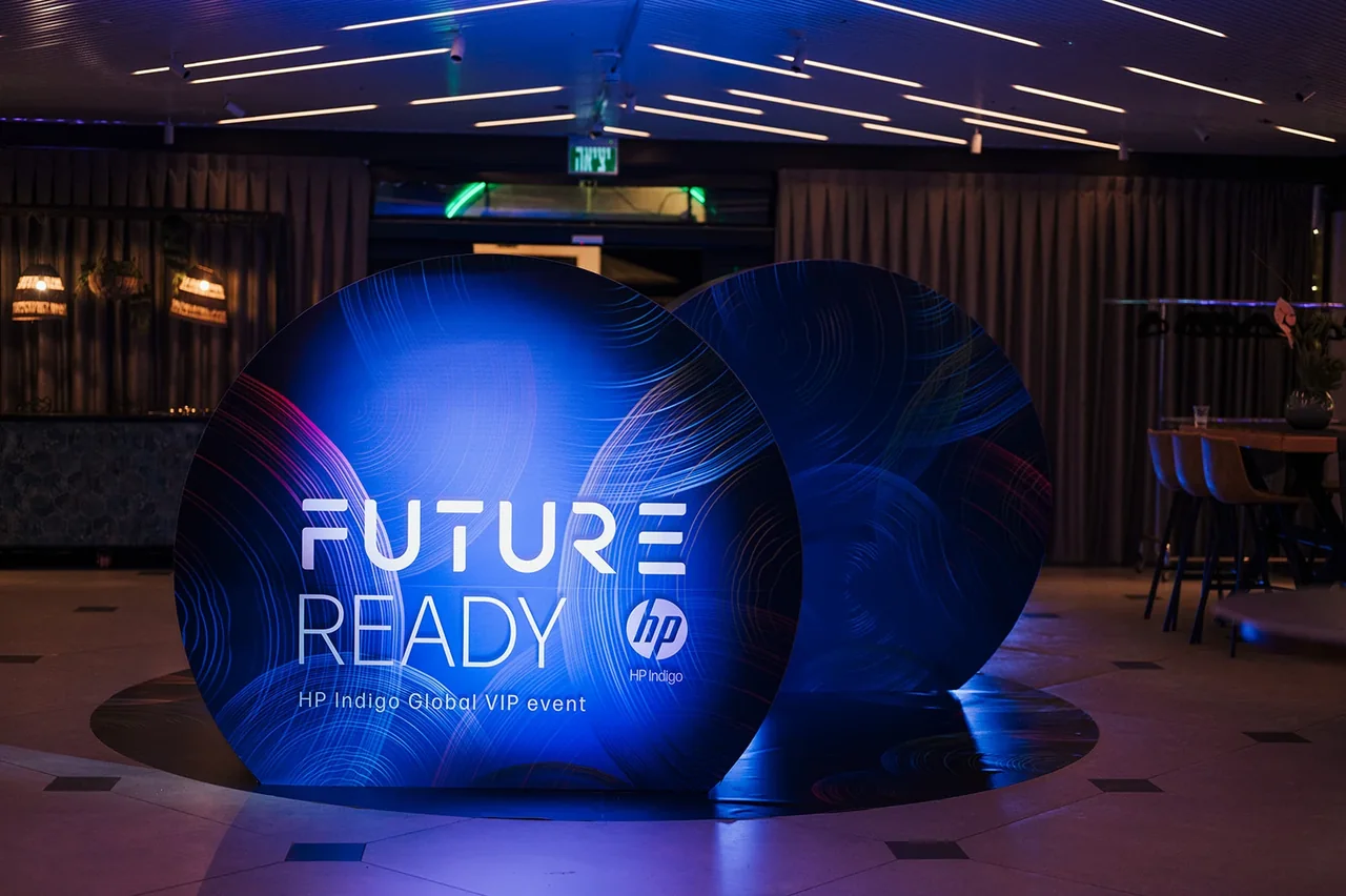 מיתוג HP Future Ready ותאורה כחולה בכניסה לאירוע — צילום אמנון חורש