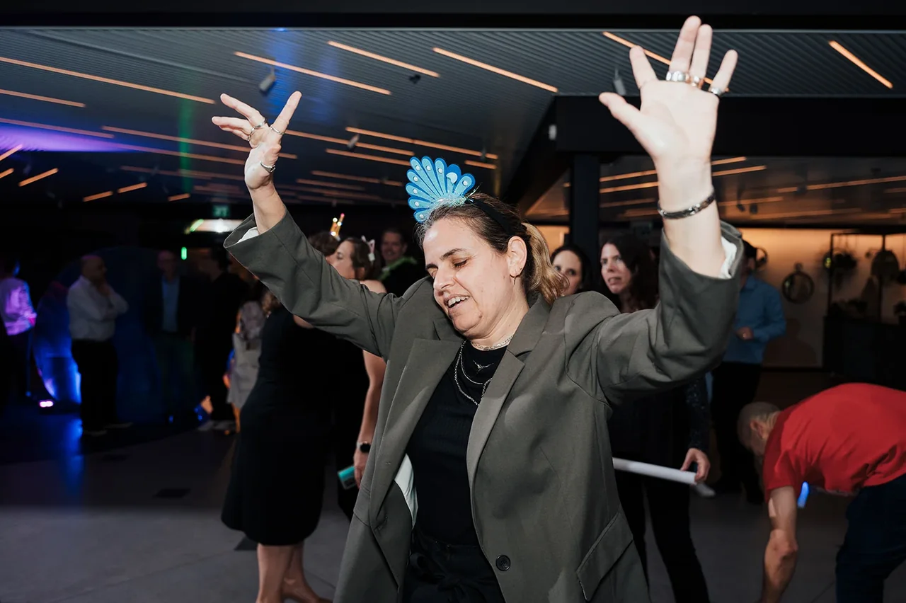 אורח מרים ידיים בשיא הריקודים — צילום אמנון חורש