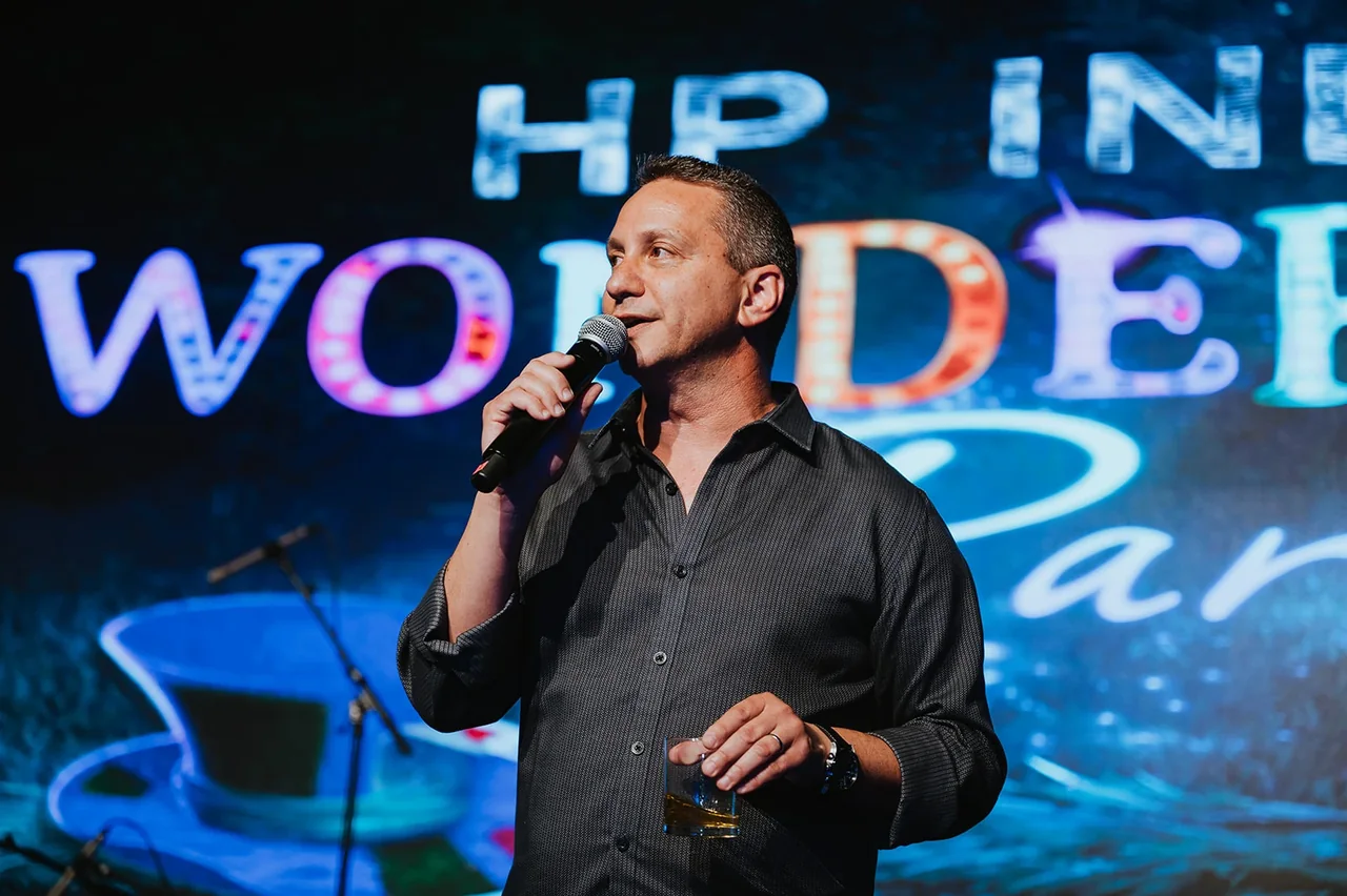 הופעה חיה על במת HP Wonderland על רקע מיתוג האירוע — צילום אמנון חורש