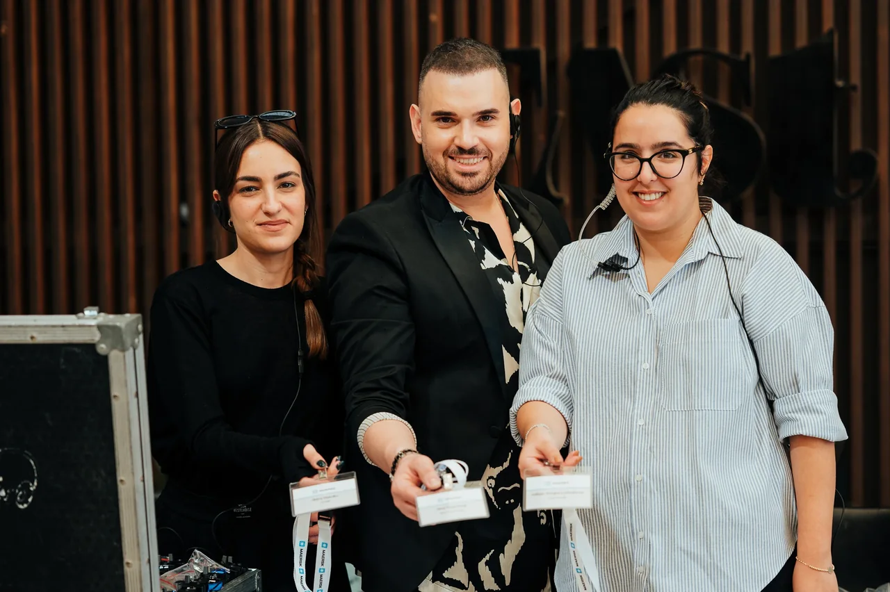חיוכים בקבלת הפנים של אירוע MAERSK — צילום אמנון חורש