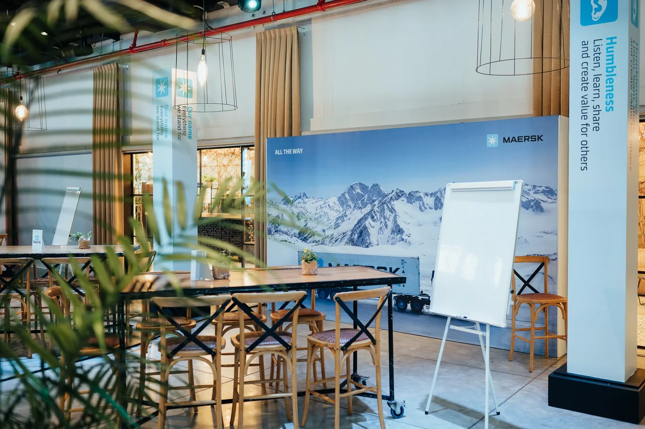 חלל המפגש של MAERSK לפני הגעת המשתתפים — צילום אמנון חורש