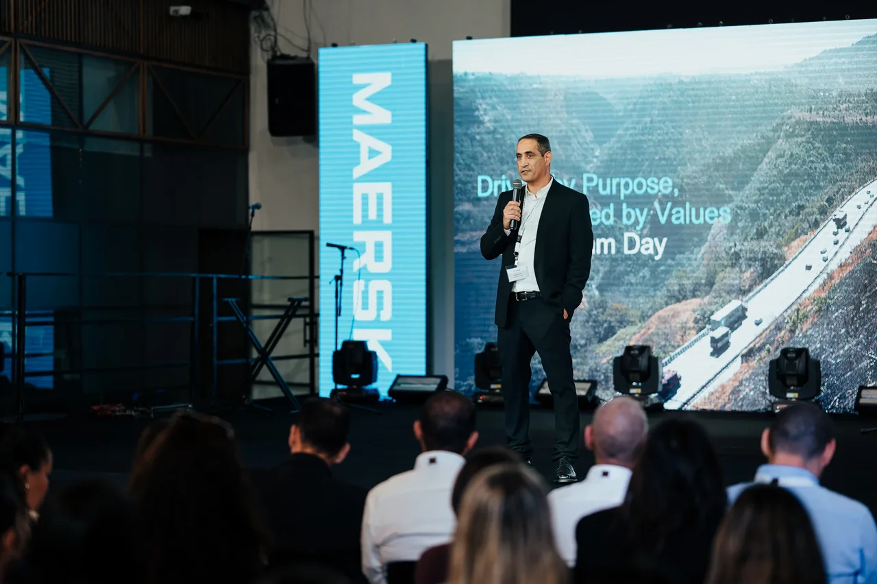 דובר והקהל במהלך ההרצאה באירוע MAERSK — צילום אמנון חורש