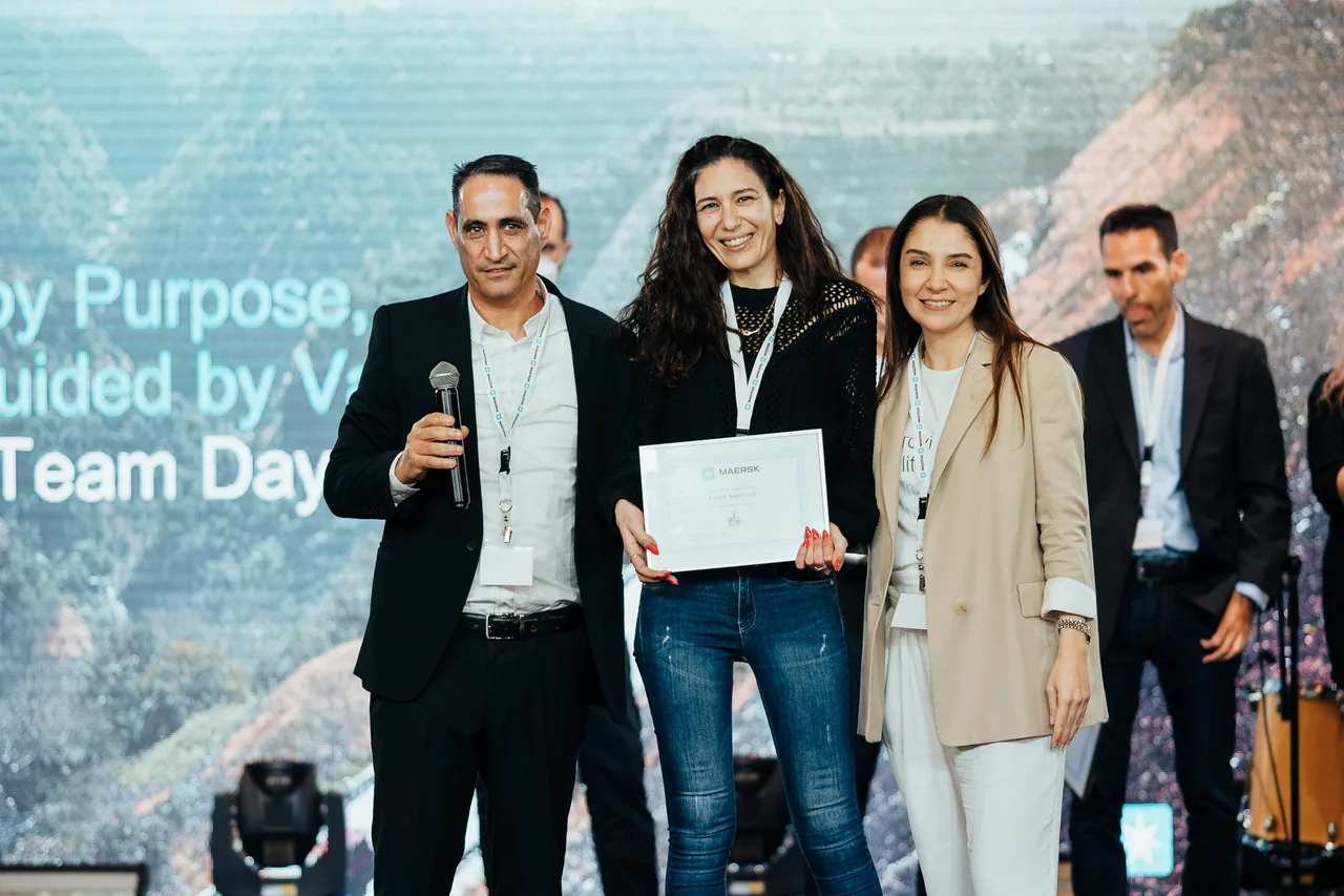רגע נוסף של הענקת תעודה באירוע MAERSK — צילום אמנון חורש