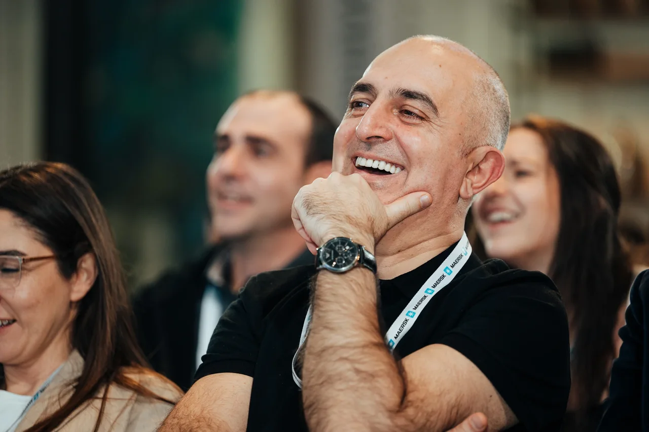 חיוך ותגובה מהקהל בזמן הפעילות — צילום אמנון חורש