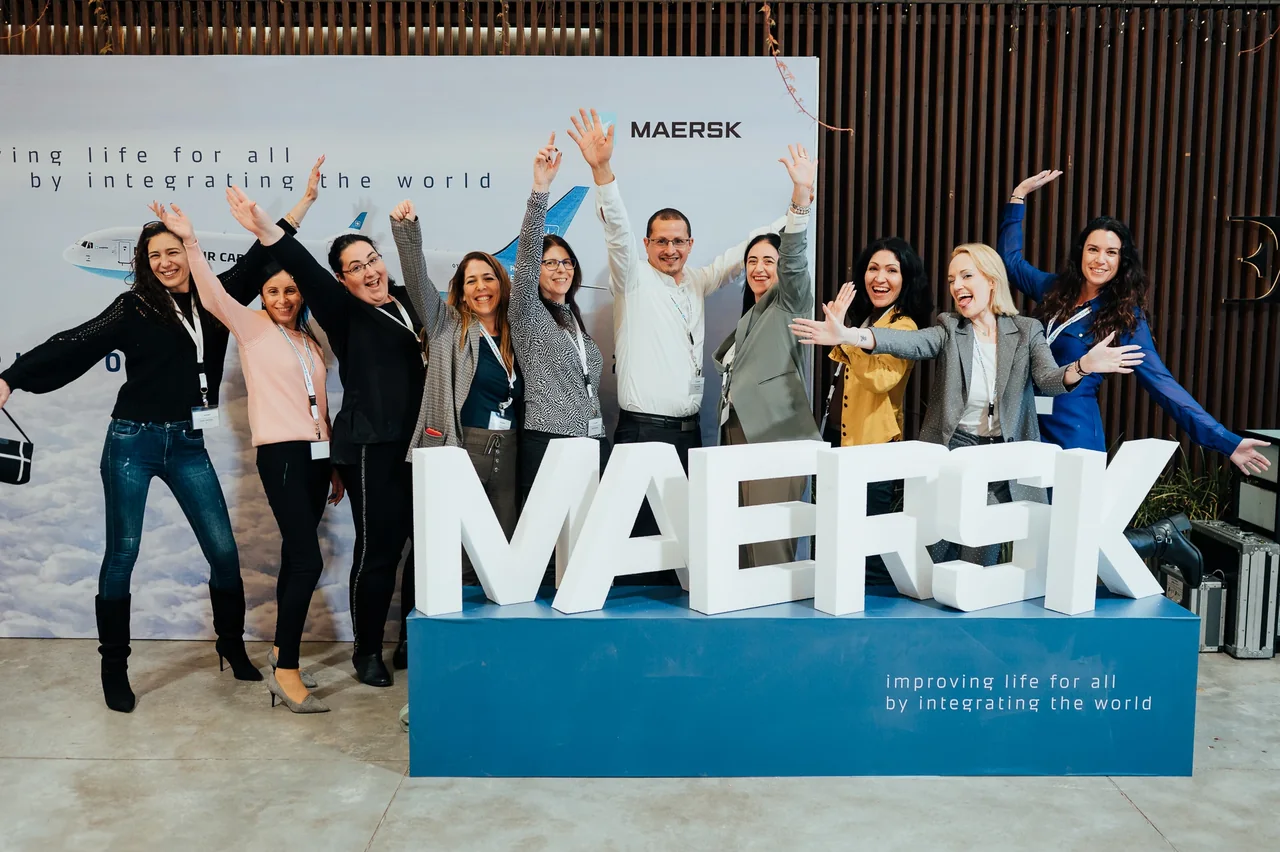 צילום משותף וחיוכים ליד מיתוג MAERSK — צילום אמנון חורש