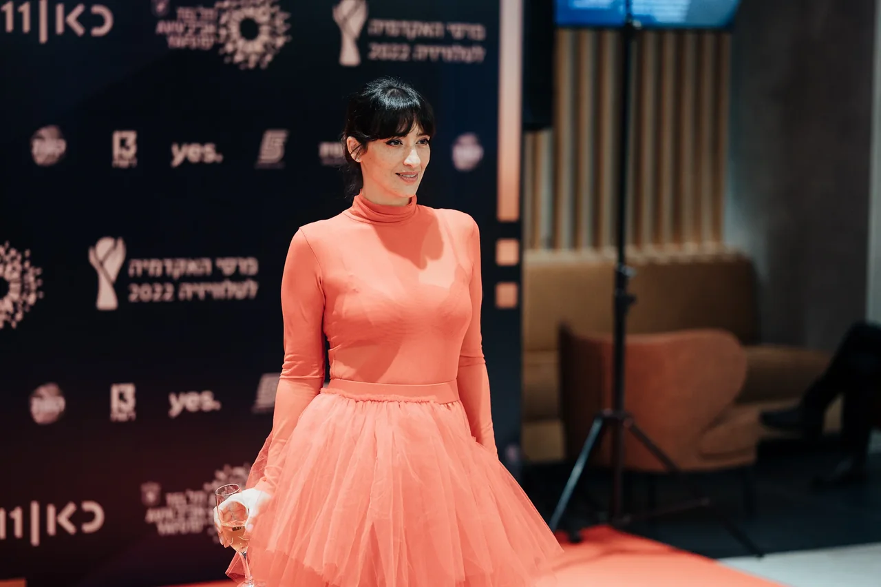 פורטרט אורחת ליד קיר הצילום