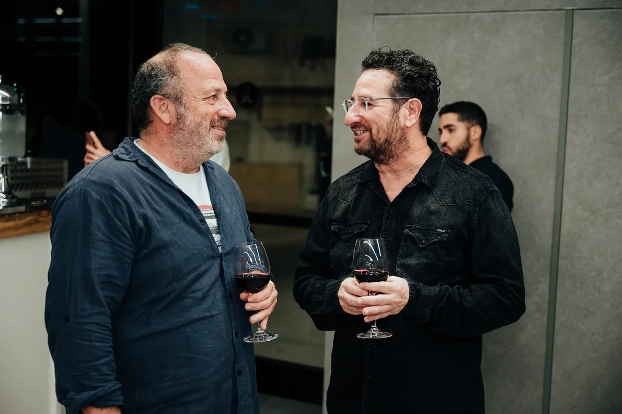 מפגש ושיחה בין אורחים בלובי