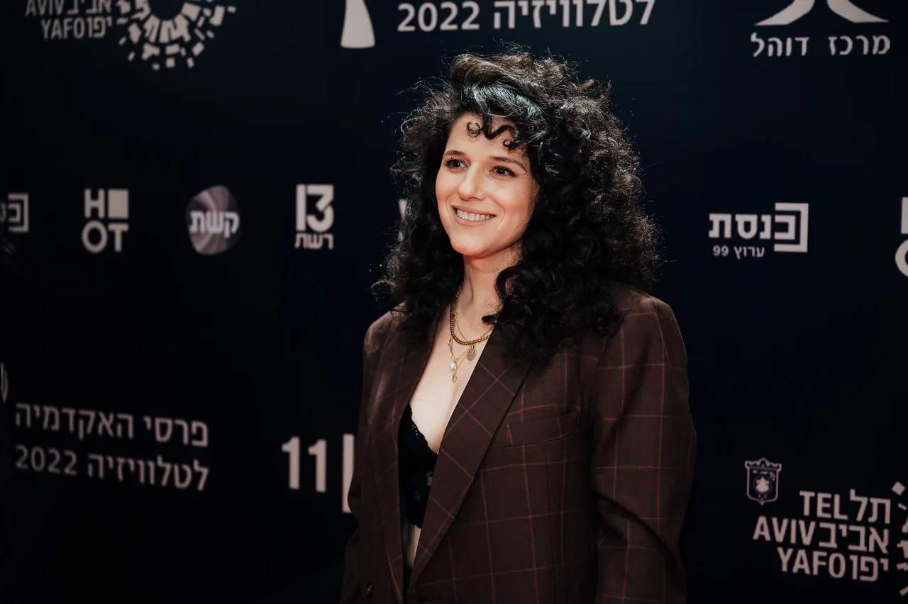 פורטרט אורחת ליד קיר ממותג