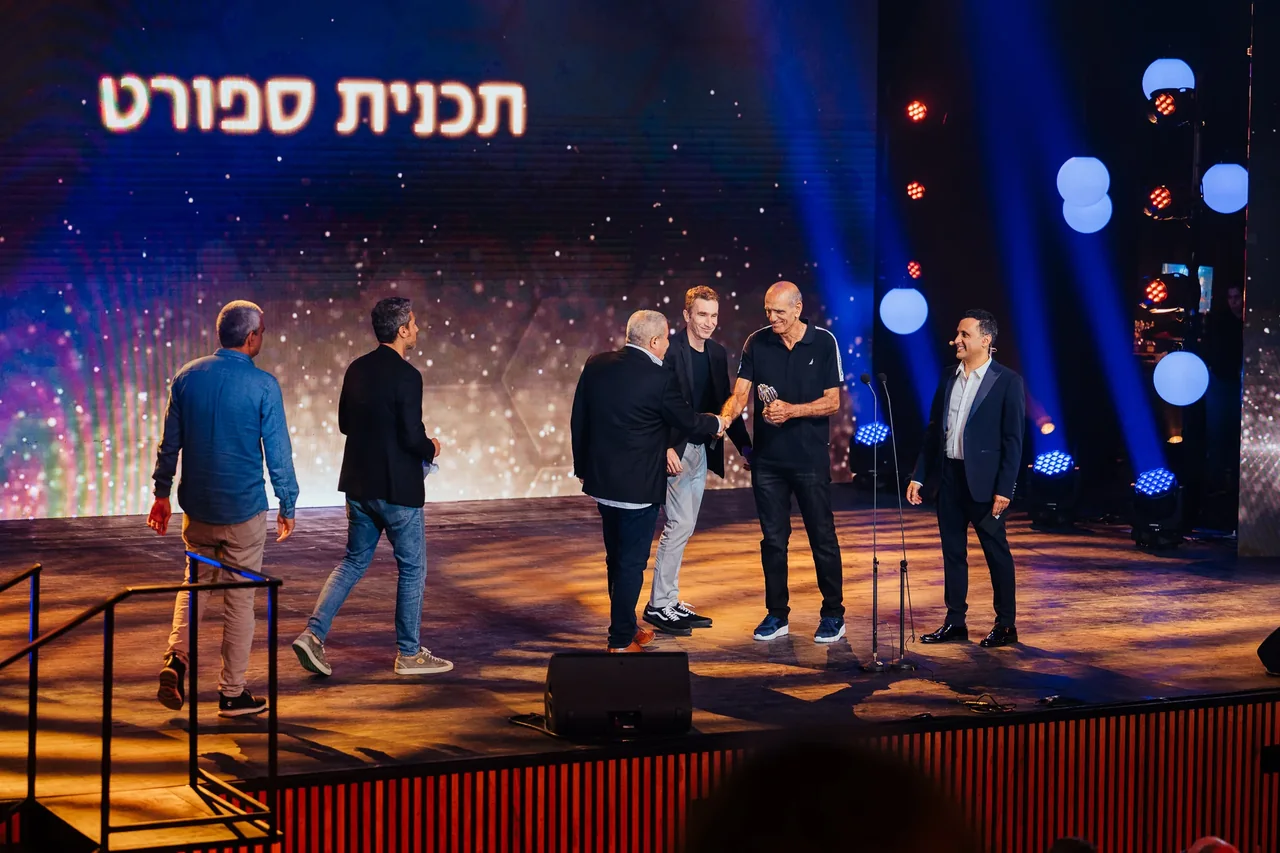 הענקת פרס לקבוצה על הבמה