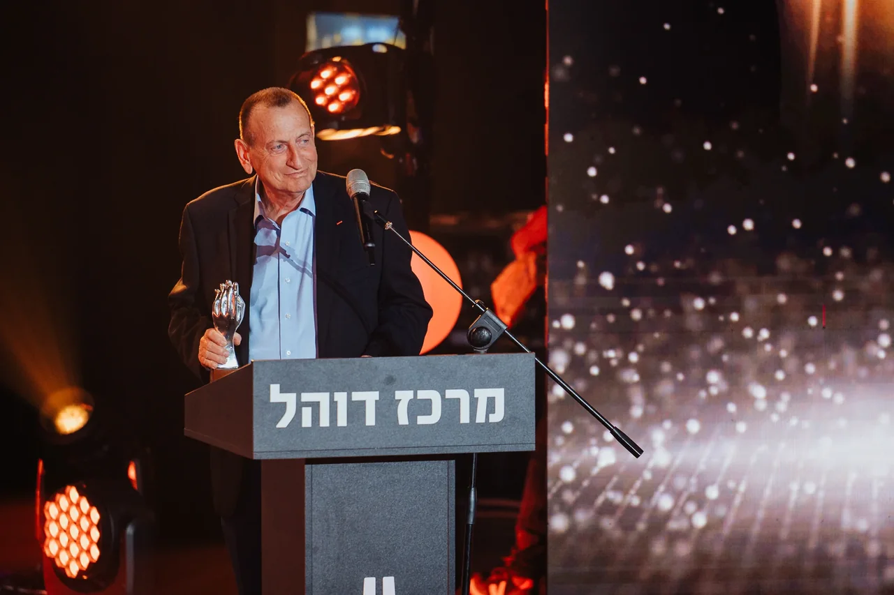 דובר מאחורי דוכן מרכז דוהל