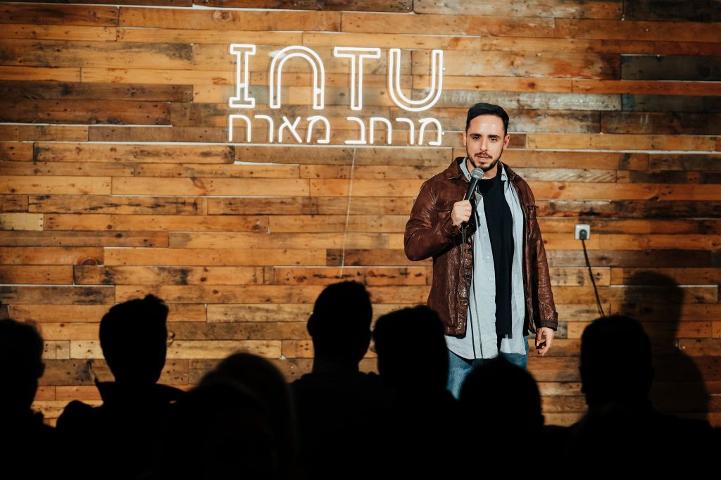 דניאל חן סטנדאפיסט באירוע חברה | צילום אירועים אמנון חורש