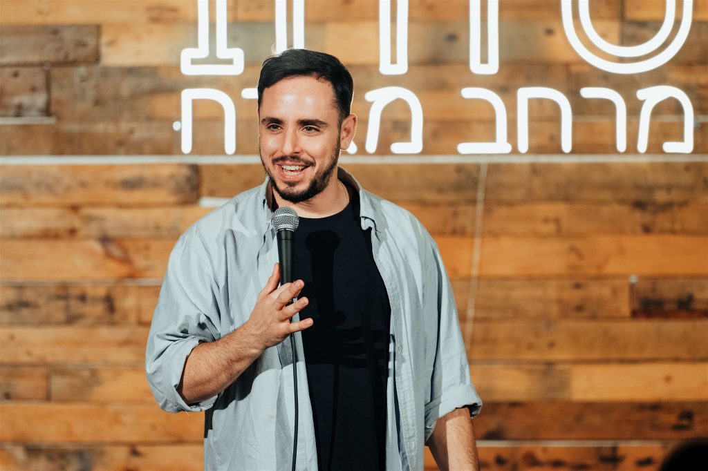 דניאל חן סטנדאפיסט באירוע חברה | צילום אירועים אמנון חורש