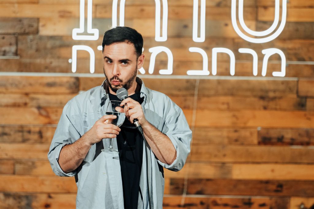 דניאל חן סטנדאפיסט באירוע חברה | צילום אירועים אמנון חורש