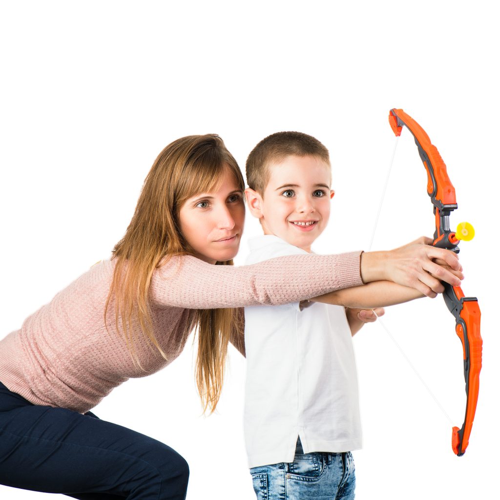 צילום צעצועים אמנון חורש חץ וקשת ילד ואמא